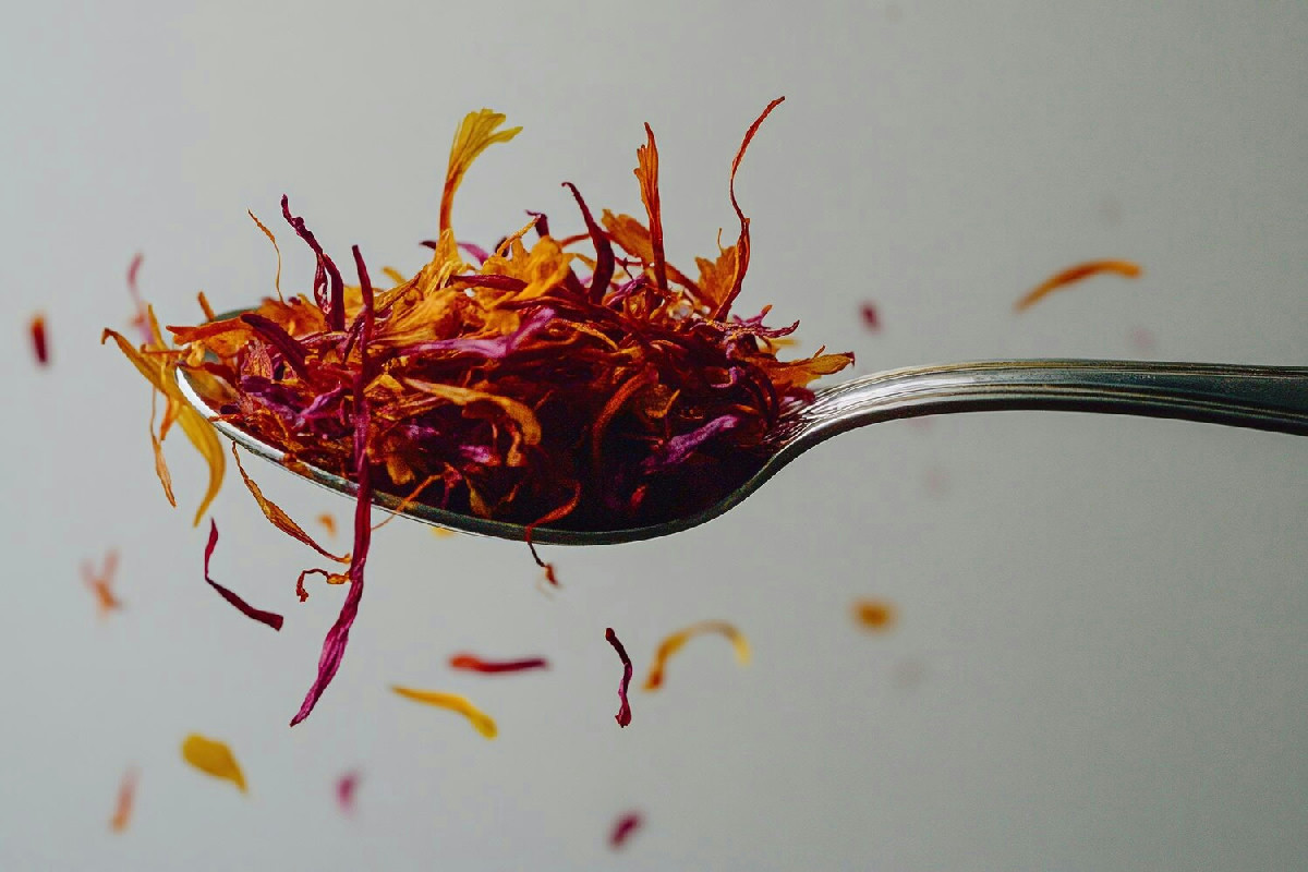 7 benefici dello zafferano per ridurre la tensione e migliorare equilibrio mentale e serenità
