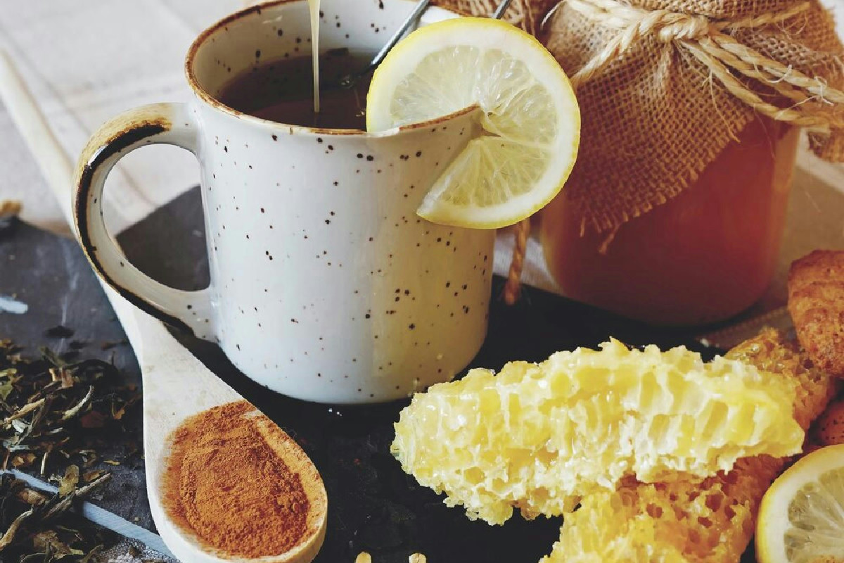 Alimenti e tisane efficaci per ridurre i liquidi in eccesso e aumentare l’energia ogni giorno