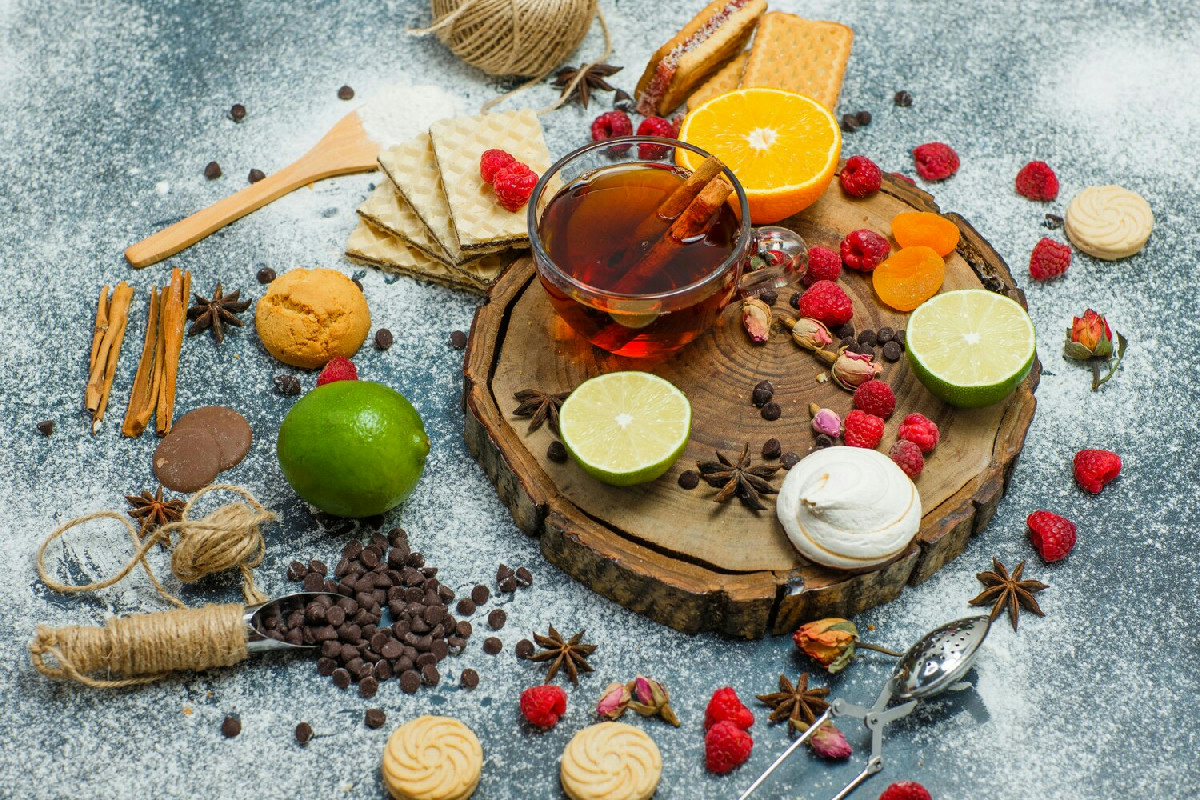 Alimenti e tisane efficaci per ridurre i liquidi in eccesso e aumentare l’energia ogni giorno