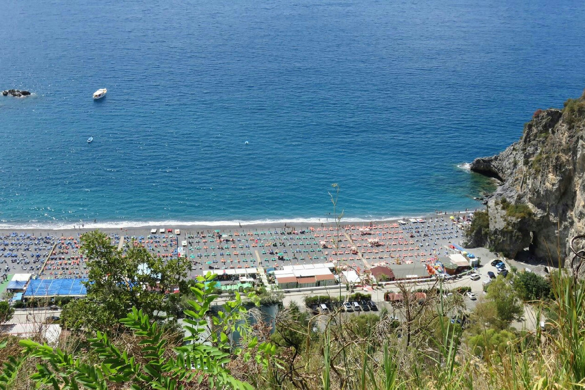 Il borgo costiero dove l’inverno si accende con il profumo del forno e sapori autentici di paese