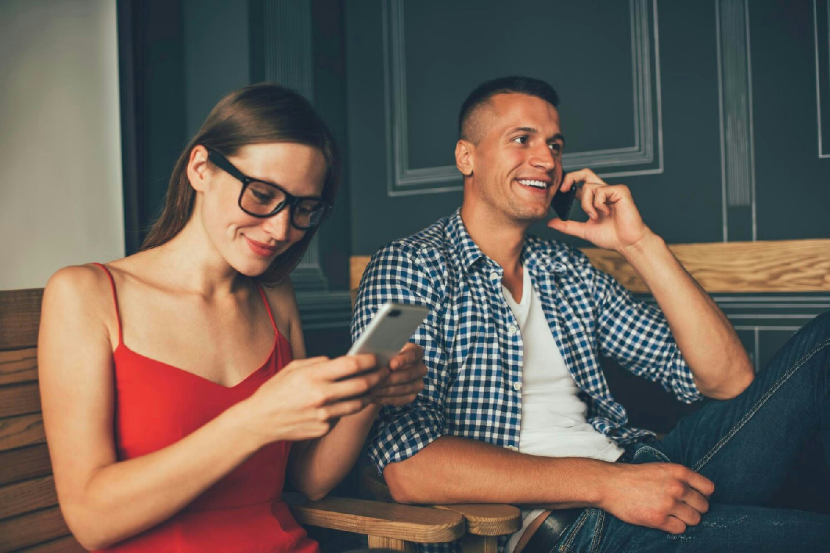 Ignorare il partner sul cellulare: cosa succede nelle coppie e come affrontare il silenzio digitale