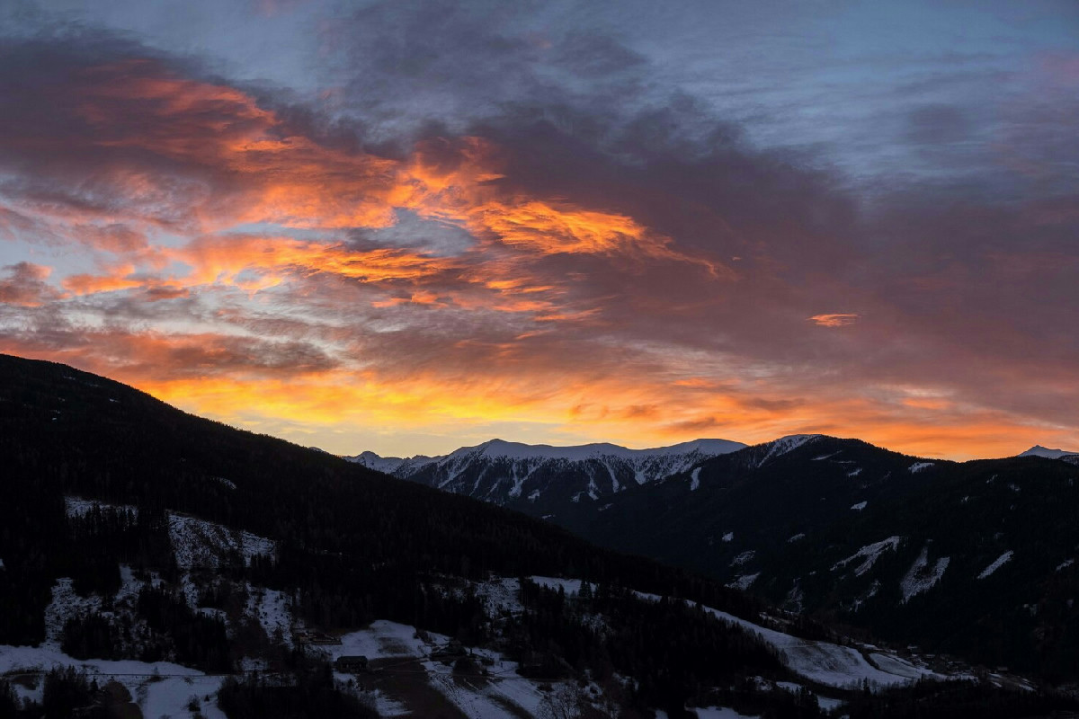 La montagna della Valtellina dove il tramonto colora il cielo con sfumature indimenticabili